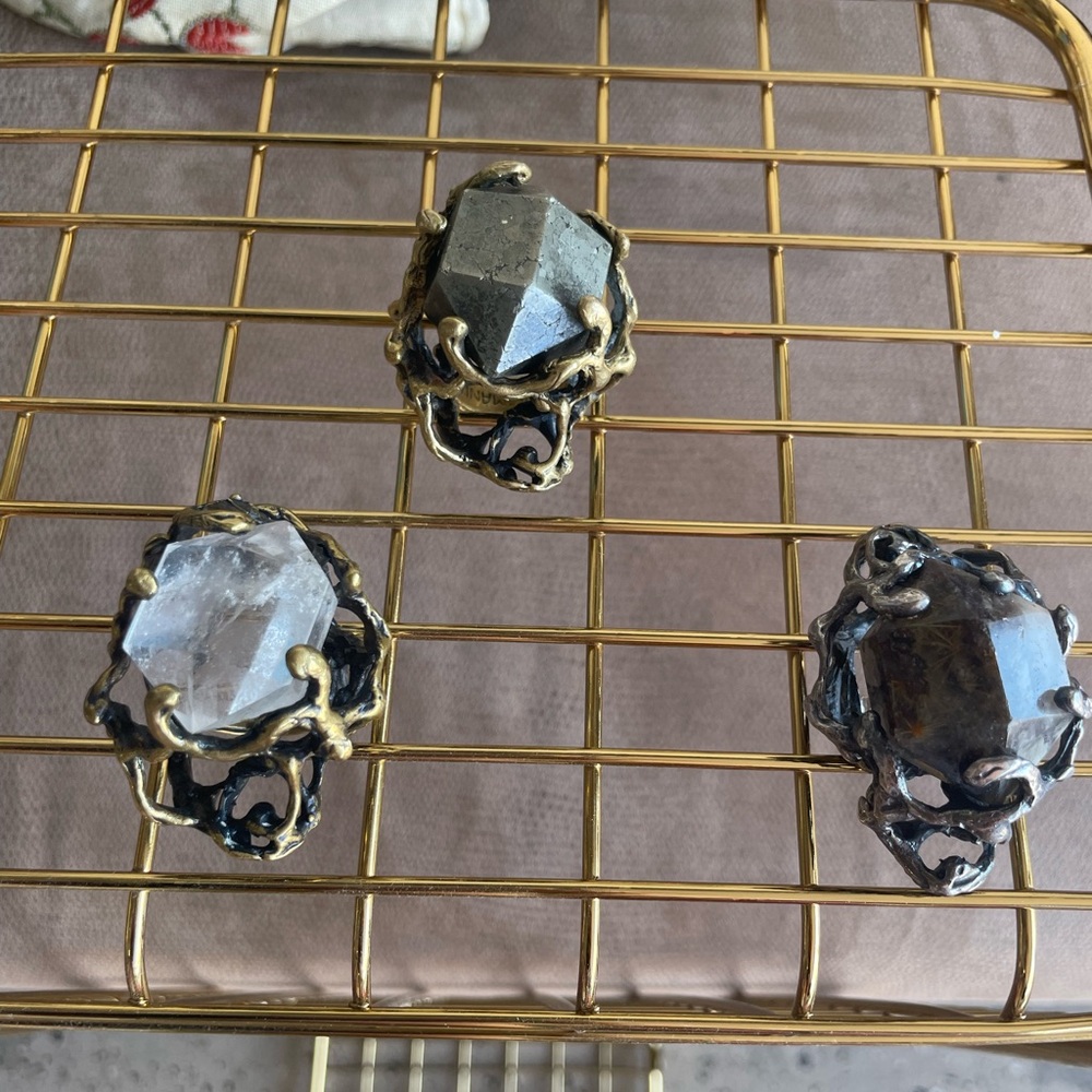 Mania Mania Artistic Gold and Black Gemstone Decor Rings